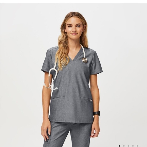 Figs Tops - Figs Casma Three-Pocket Scrub Top in Graphite 1683